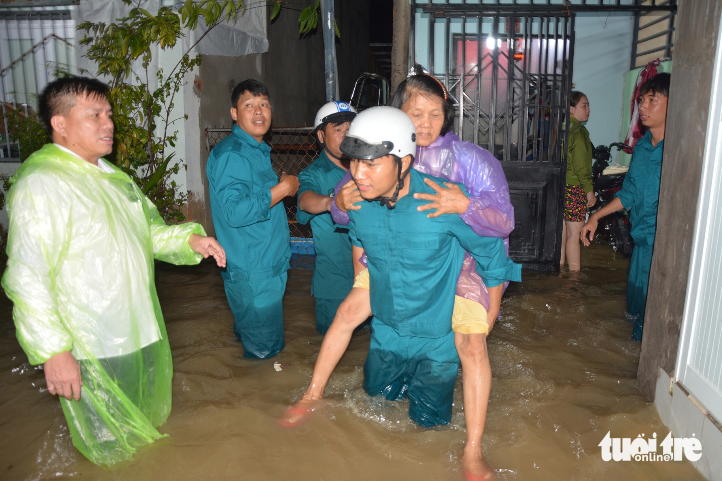 午夜,公安和民兵协助居民抬棺材躲避卡蒂河洪水